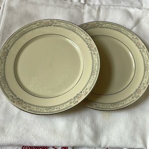2 pcs Lenox Cosmopolitan collection Charleston pattern 10.75” dinner plates